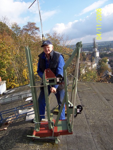 Carlo ON4GMC, stolzer Konstrukteur der Senk-kippvorrichtung.